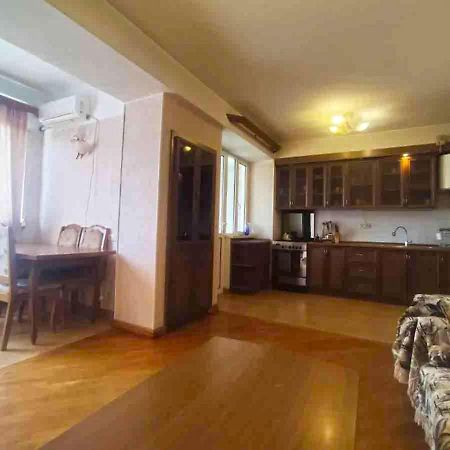 3 Room Apartment In Small Center Of Ереван Екстериор снимка